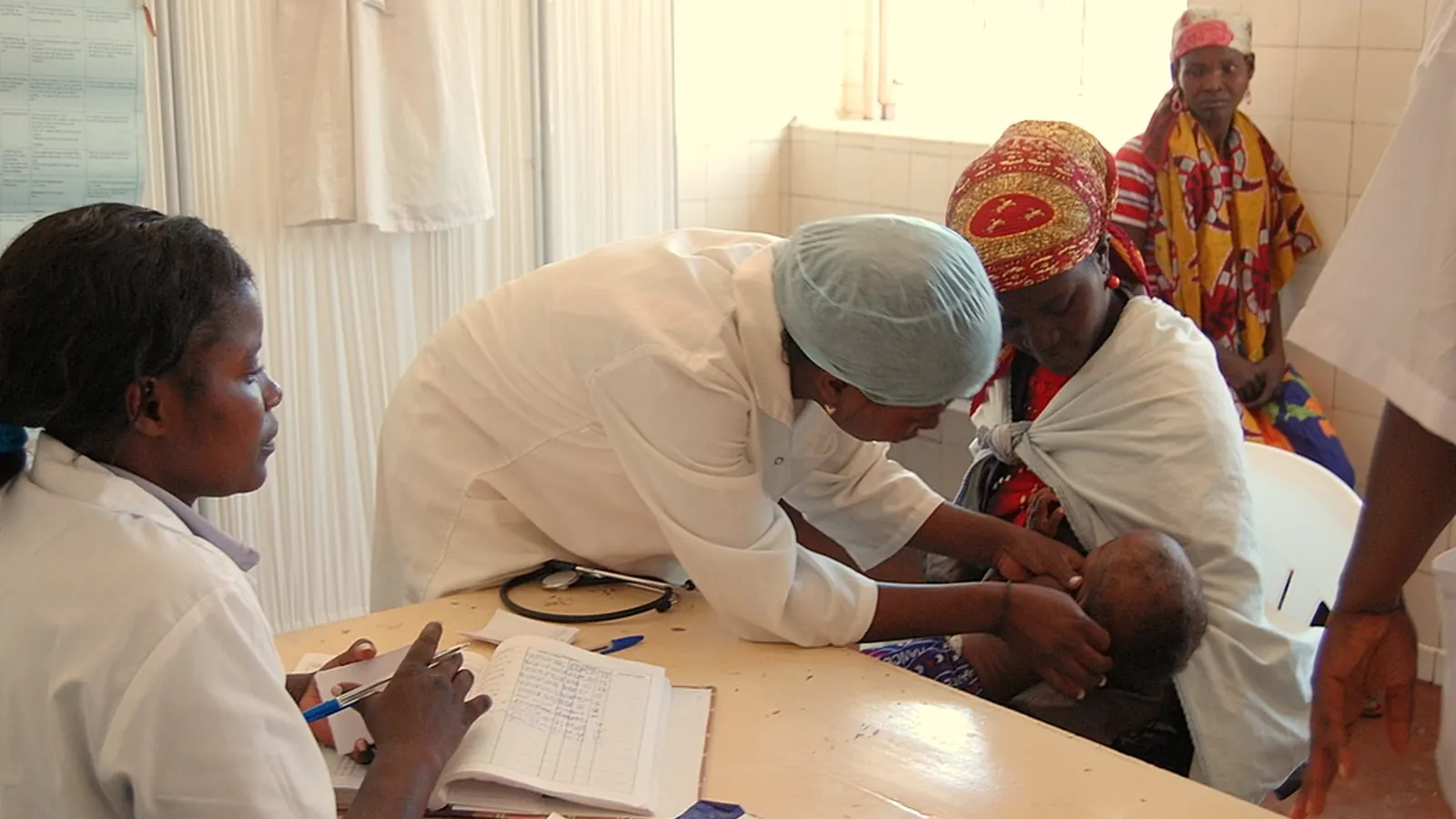 Photo: <a rel=nofollow class=external text href=https://www.flickr.com/people/5742 · Public domain A health worker treating a patient at a community clinic